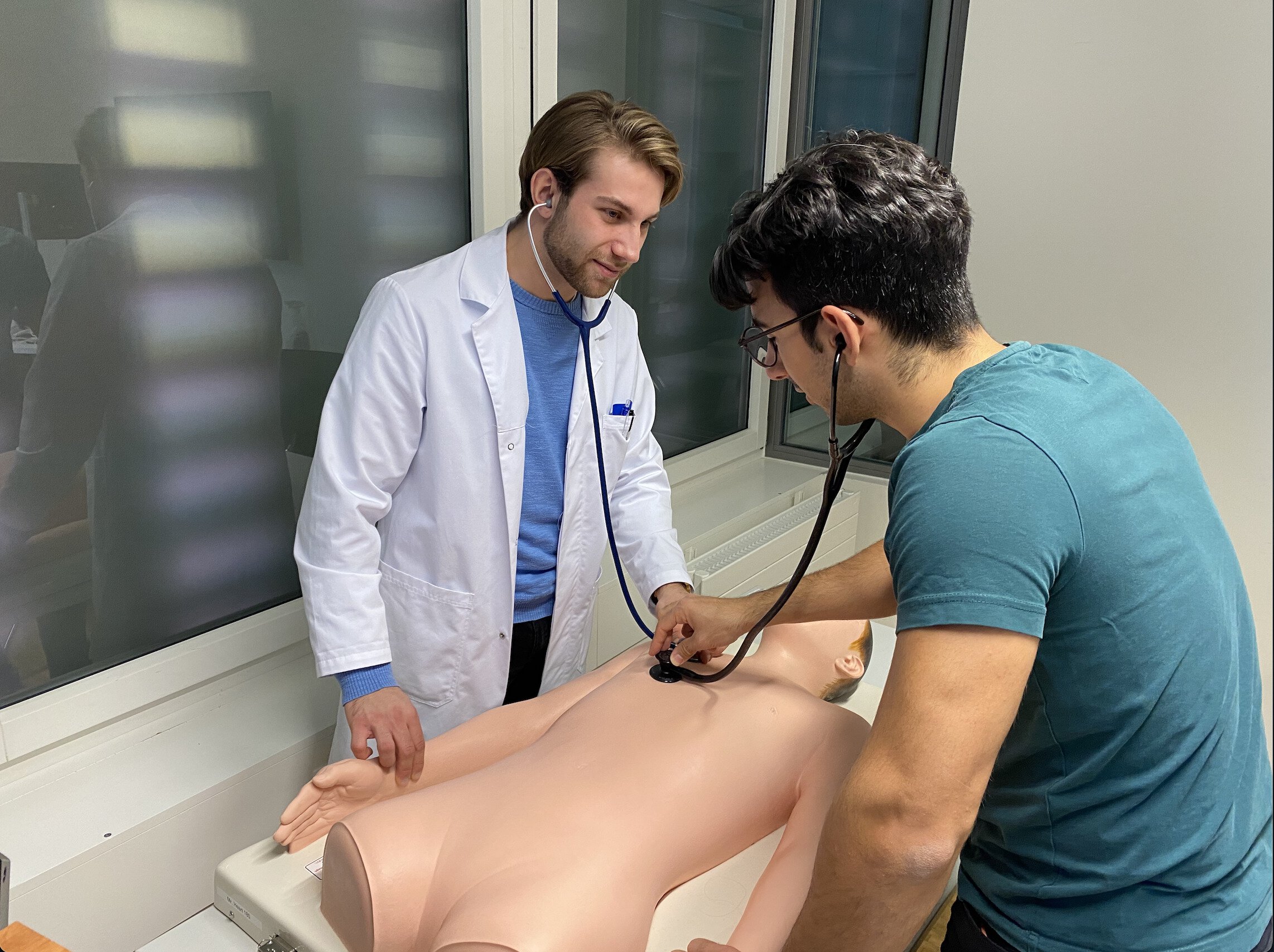 Mr. Heart mit Studierenden